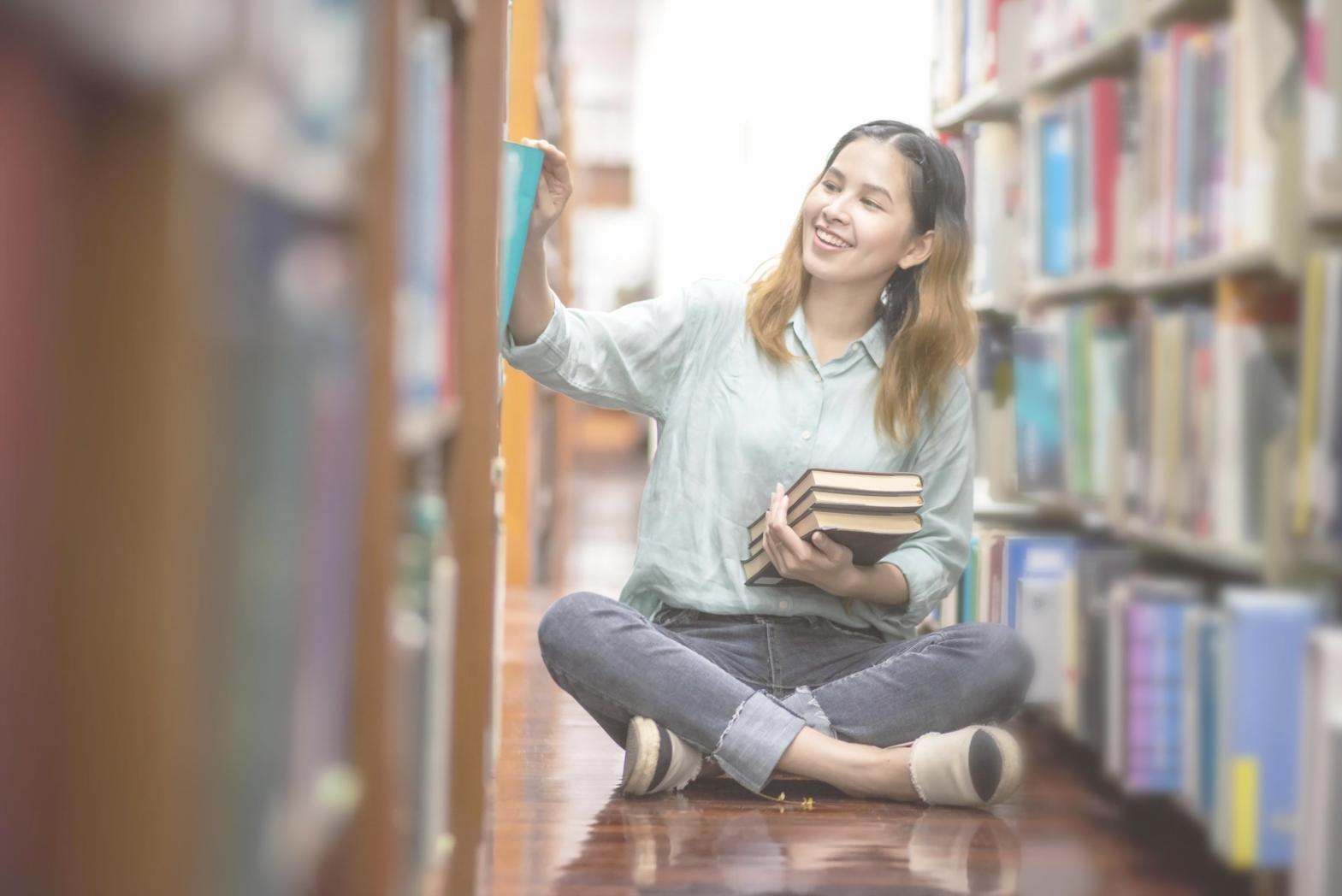 Persona planificando su presupuesto mensual con herramientas digitales