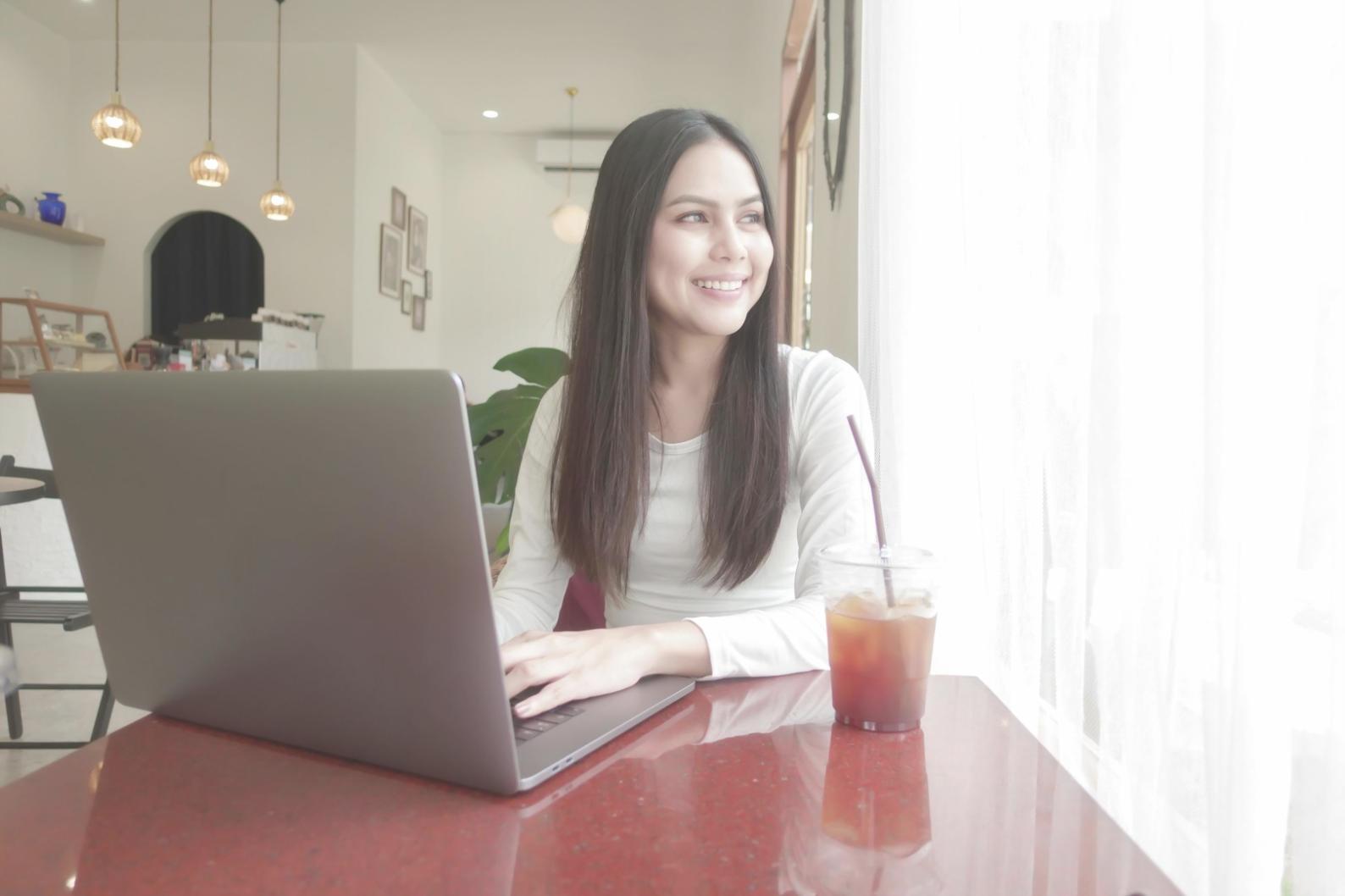Persona revisando sus finanzas personales en un ambiente tranquilo